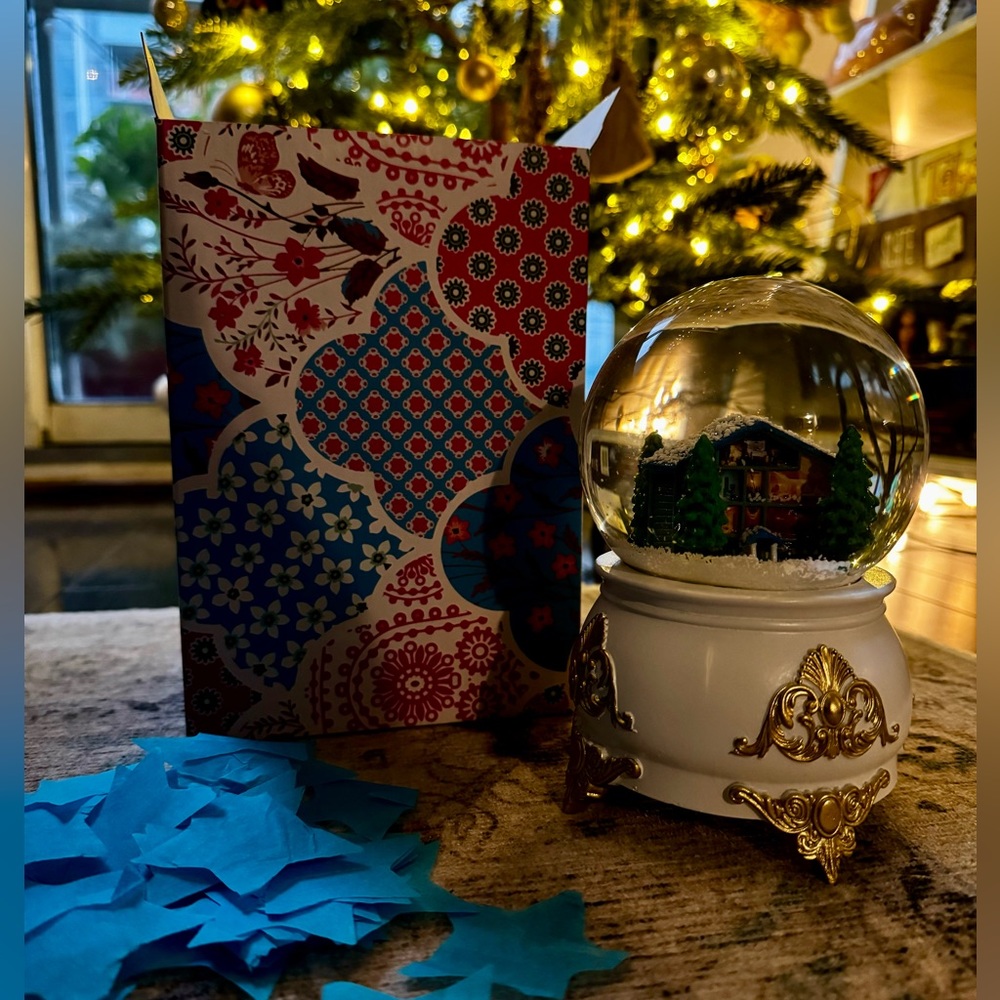 Taylor Swift Lover House Snow Globe - Picture 2 of 3